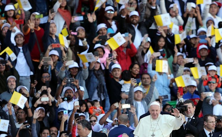 البابا فرنسيس يبارك حضور القداس الإلهي في أبوظبي