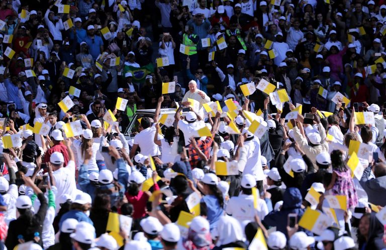 البابا فرنسيس يبارك حضور القداس الإلهي في أبوظبي