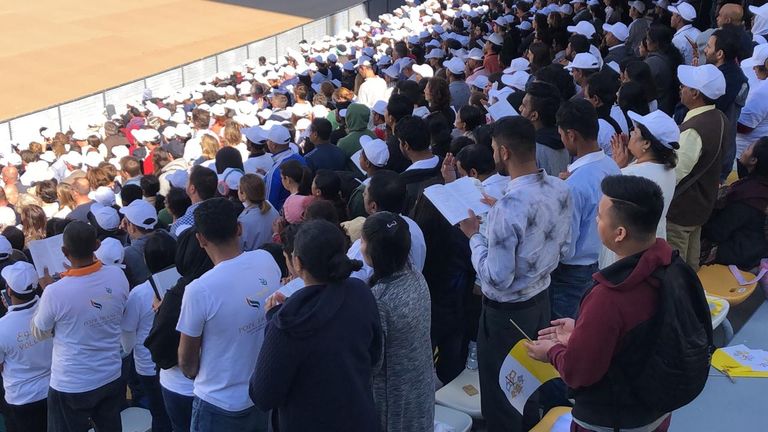 البابا فرنسيس يبارك حضور القداس الإلهي في أبوظبي