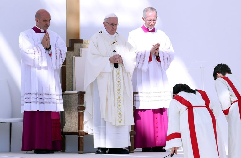 البابا فرنسيس يبارك حضور القداس الإلهي في أبوظبي