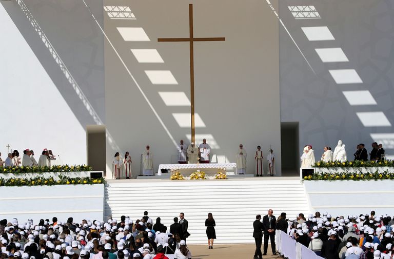 البابا فرنسيس يبارك حضور القداس الإلهي في أبوظبي