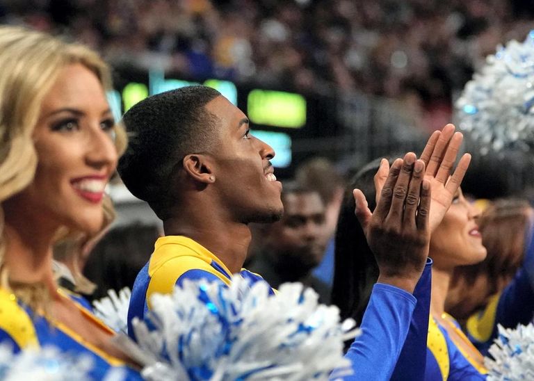 لوس أنجلوس رامس يلفت الأنظار في السوبر بول مع شابين في فريقه الراقص