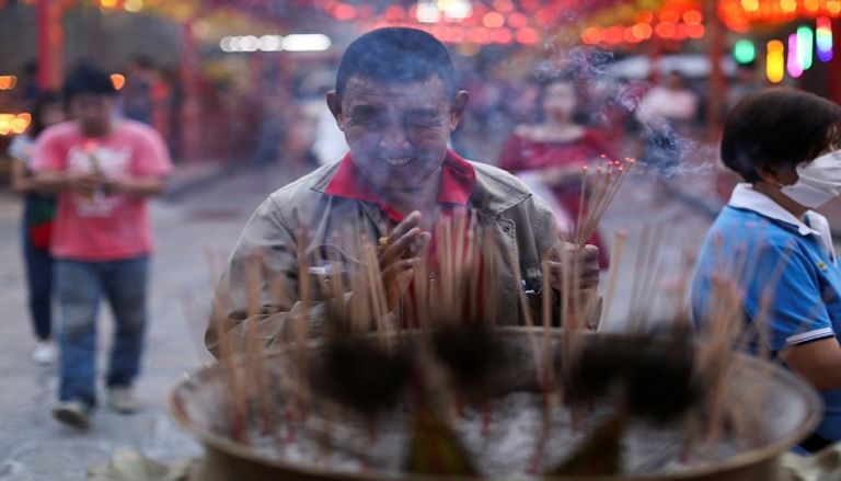 التايلانديون يحرقون البخور في احتفالات رأس السنة القمرية رغم التلوث