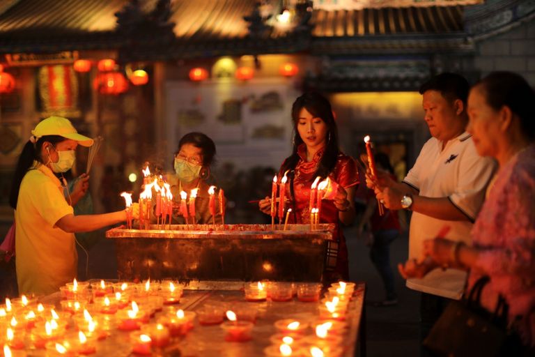 التايلانديون يحرقون البخور في احتفالات رأس السنة القمرية رغم التلوث