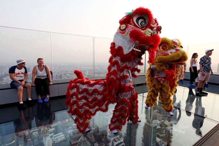 التايلانديون يحرقون البخور في احتفالات رأس السنة القمرية رغم التلوث