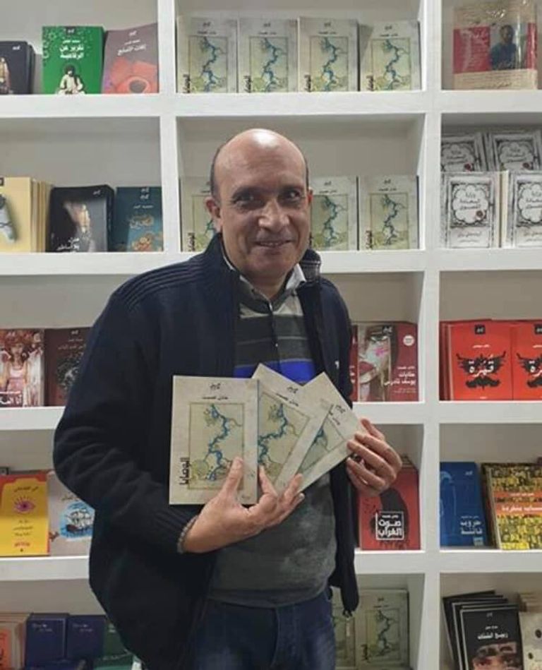 عادل عصمت يحمل روايته المرشحة للبوكر