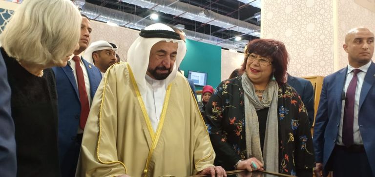 حاكم الشارقة يتفقد جناح جامعة الدول العربية بمعرض القاهرة للكتاب