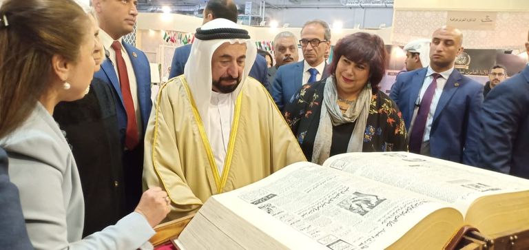 حاكم الشارقة يتفقد جناح جامعة الدول العربية بمعرض القاهرة للكتاب