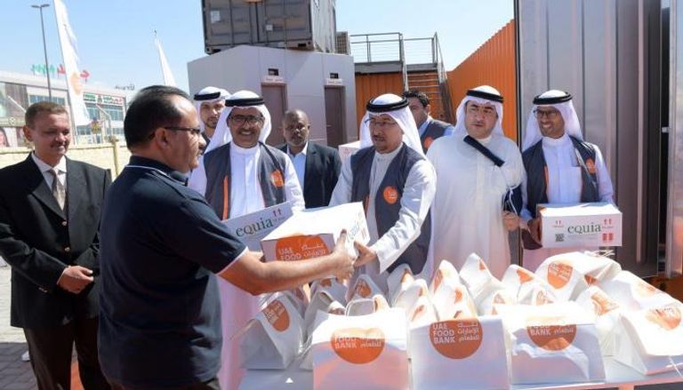 توزيع سلال غذائية خلال تدشين الموقع الجديد لبنك الإمارات للطعام