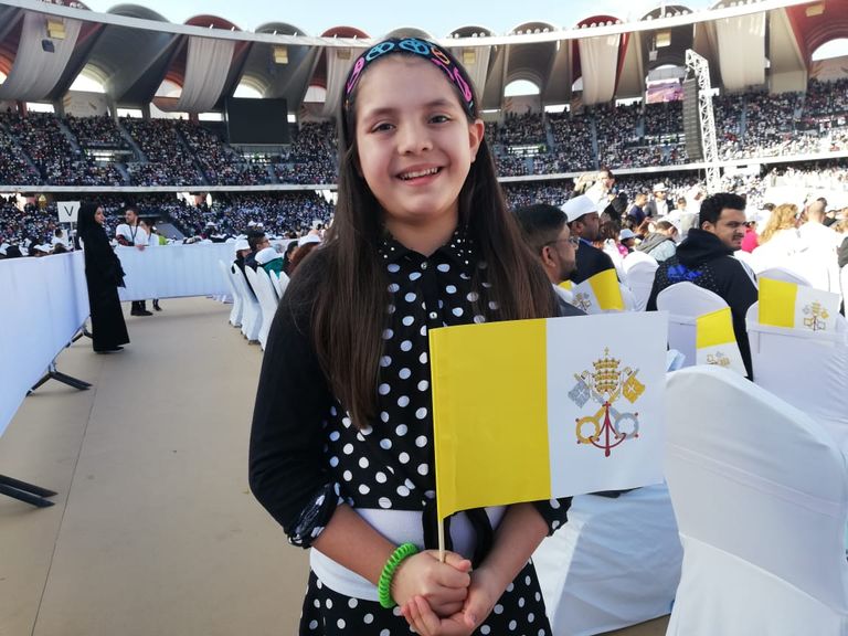 أطفال يشاركون في القداس العالمى بمدينة زايد الرياضية البابا لدى وصوله إلى مدينة زايد الرياضية