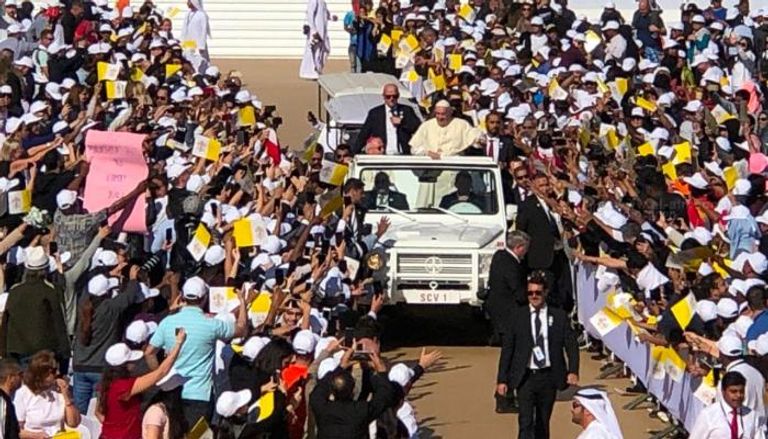 البابا لدى وصوله إلى مدينة زايد الرياضية