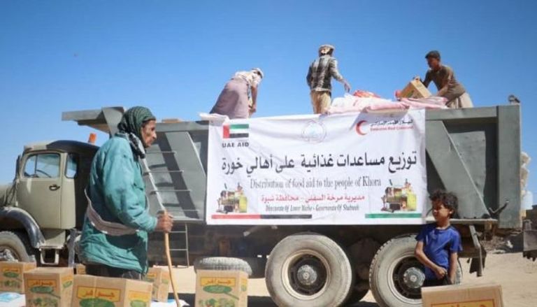 الهلال الأحمر الإماراتي يوزع مساعدات غذائية في شبوة اليمنية - أرشيفية