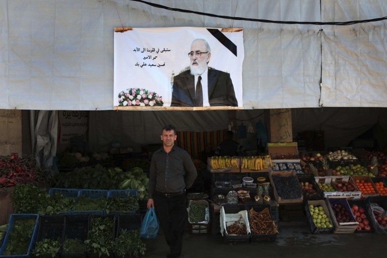 حشد من الإيزيديين شمال العراق يستقبل نعش أمير الطائفة