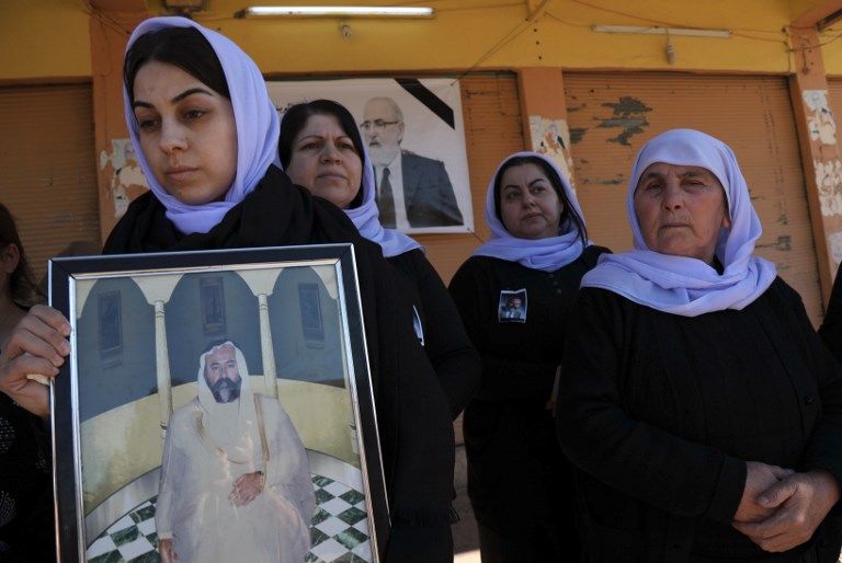 حشد من الإيزيديين شمال العراق يستقبل نعش أمير الطائفة