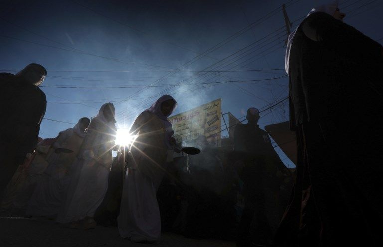 حشد من الإيزيديين شمال العراق يستقبل نعش أمير الطائفة