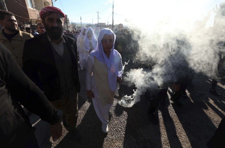 حشد من الإيزيديين شمال العراق يستقبل نعش أمير الطائفة