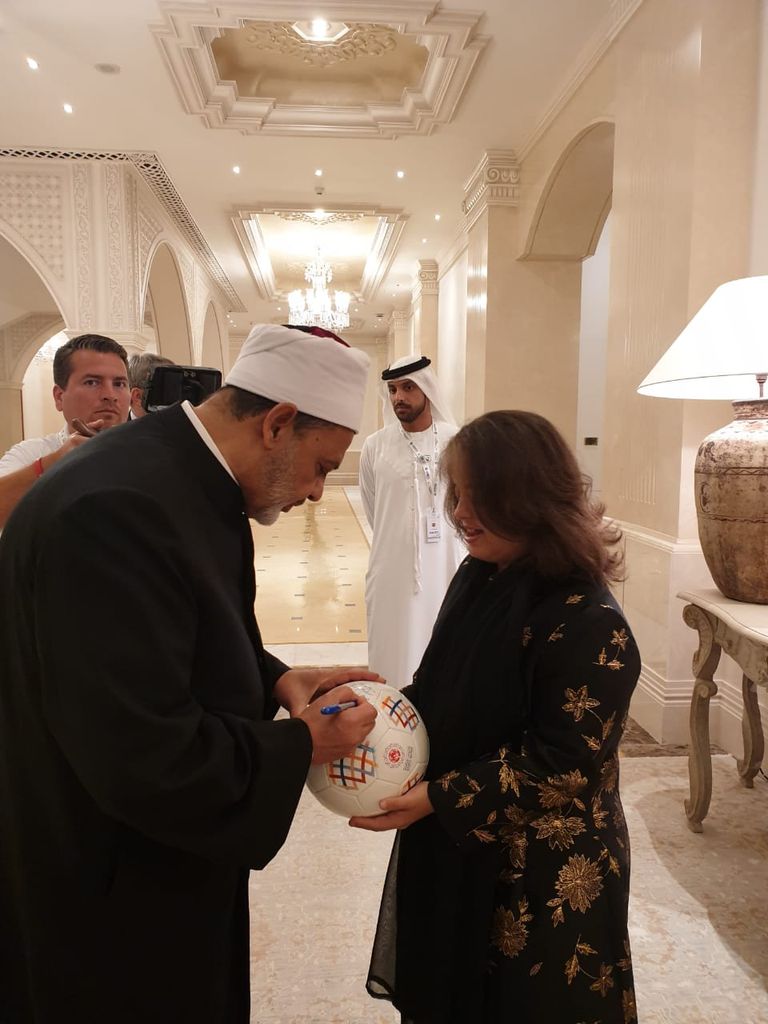 البابا فرنسيس وشيخ الأزهر يوقعان على كرة الأولمبياد الخاص التذكارية