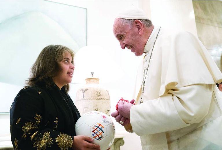 البابا فرنسيس وشيخ الأزهر يوقعان على كرة الأولمبياد الخاص التذكارية