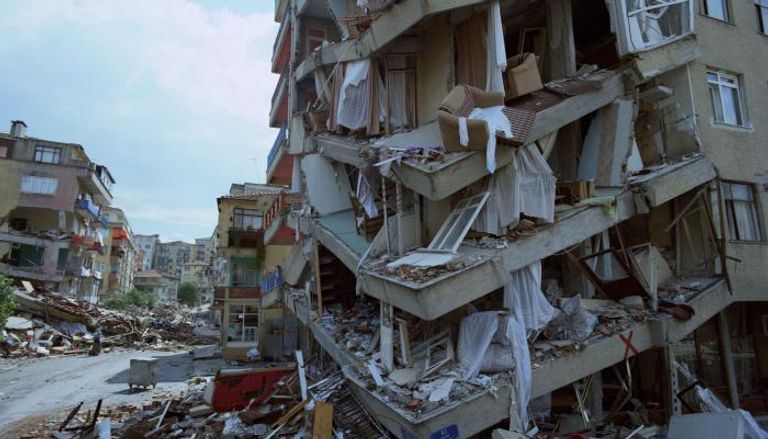 زلزال في مدينة إزمير التركية