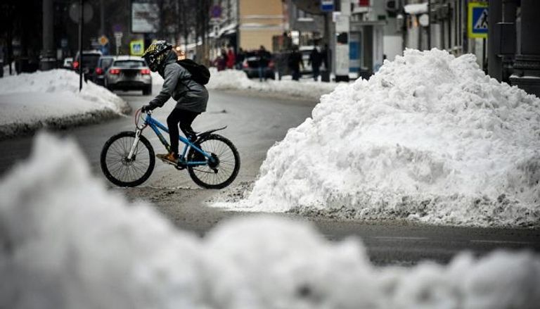 جدل حول المواد المستخدمة لإزالة الثلوج من شوارع العاصمة الروسية
