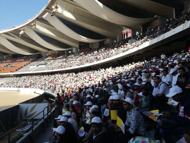 الآلاف في انتظار قداسة البابا فرنسيس في استاد مدينة زايد الرياضية الآلاف في استاد مدينة زايد الرياضية يستعدون للقداس