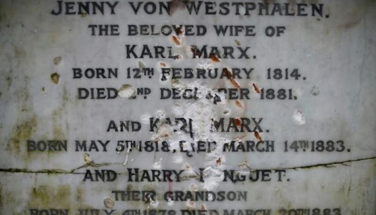تخريب قبر كارل ماركس في لندن بأداة معدنية حادة