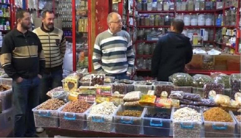 لبنانيون يبحثون عن العلاج بالوسائل القديمة في سوق الأعشاب بطرابلس