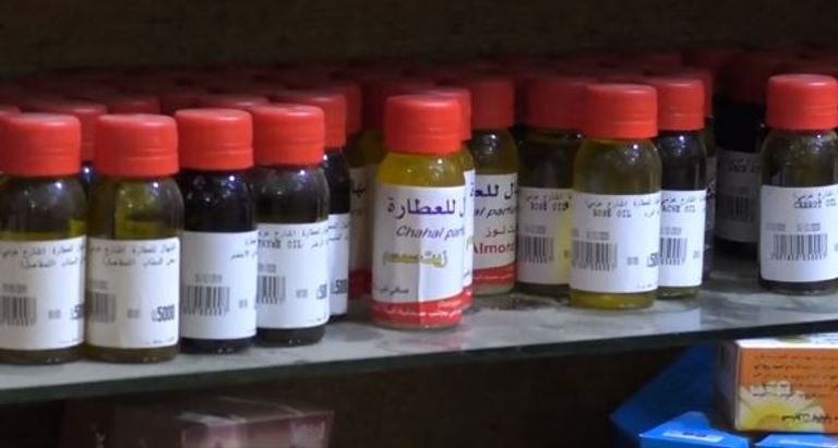 لبنانيون يبحثون عن العلاج بالوسائل القديمة في سوق الأعشاب بطرابلس