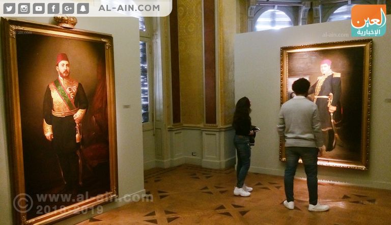 تمثال الخديو إسماعيل يتوسط لوحتين في المعرض