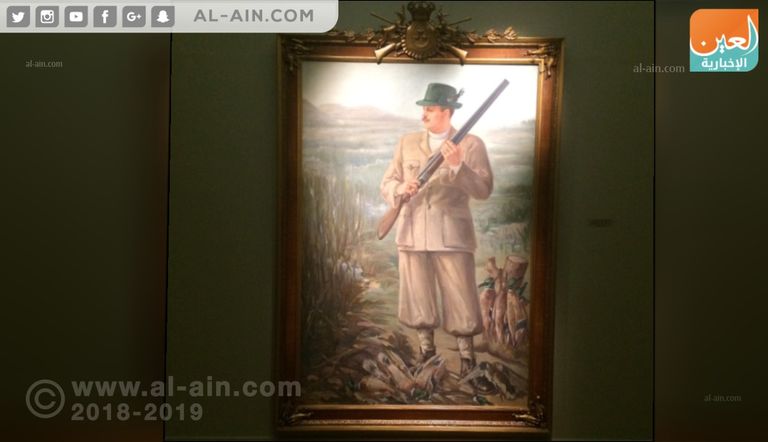 تمثال الخديو إسماعيل يتوسط لوحتين في المعرض
