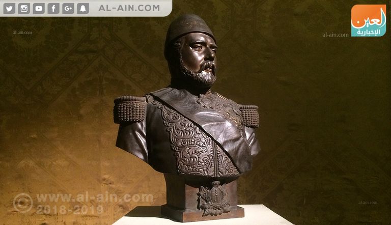تمثال الخديو إسماعيل يتوسط لوحتين في المعرض