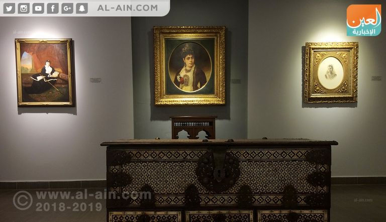 تمثال الخديو إسماعيل يتوسط لوحتين في المعرض