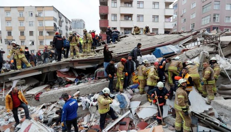 مصرع 2 في انهيار مبنى سكني بإسطنبول