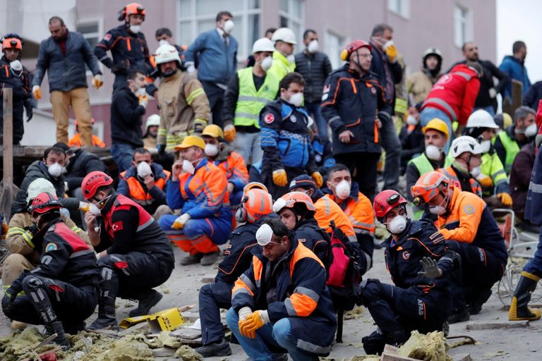 مصرع 2 في انهيار مبنى سكني بإسطنبول