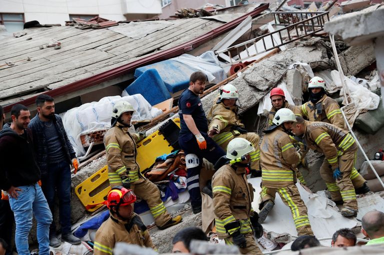 مصرع 2 في انهيار مبنى سكني بإسطنبول