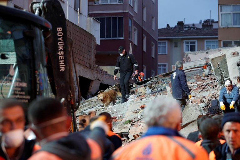 مصرع 2 في انهيار مبنى سكني بإسطنبول
