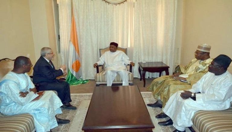 رئيس النيجر خلال استقباله رئيس صندوق خليفة