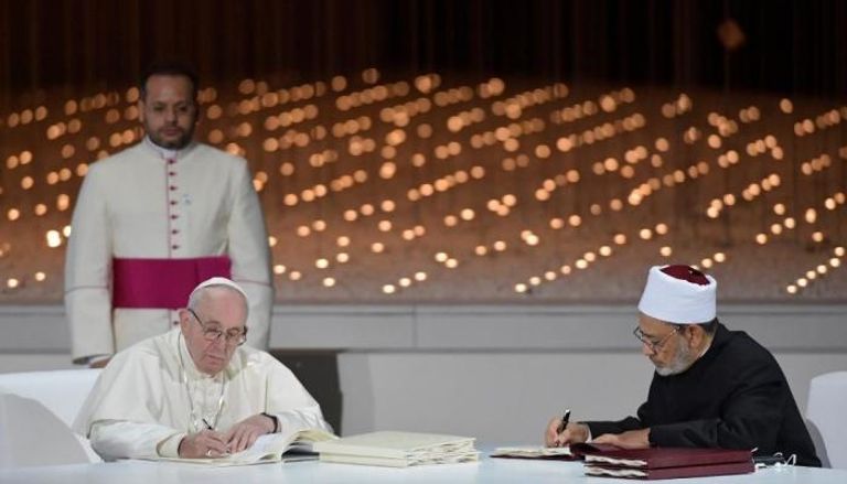 البابا فرنسيس والدكتور أحمد الطيب أثناء توقيع وثيقة 