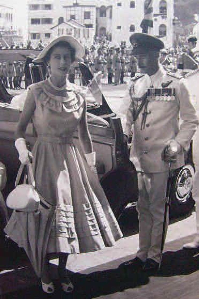 صورة من الإنترنت للملكة إليزابيث خلال جولتها في مدينة عدن 