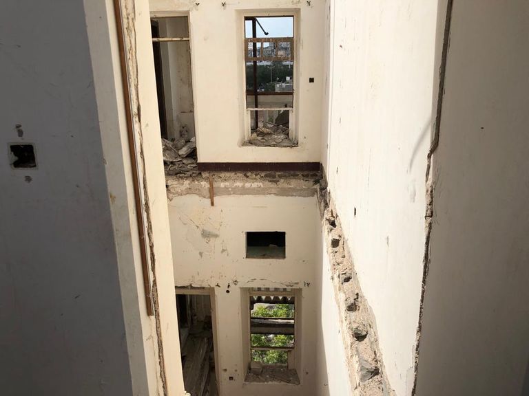 فندق كريسنت تعرض للتدمير خلال اعتداء الحوثيين على مدينة عدن