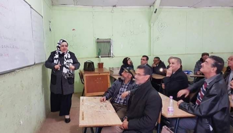  المعلمة الجزائرية تشرح لطلابها القدامى