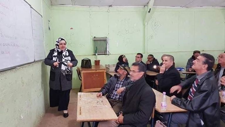 المعلمة الجزائرية تشرح لطلابها القدامى  المعلمة الجزائرية تشرح لطلابها القدامى