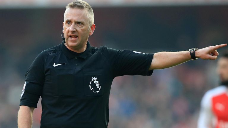 الحكم الإنجليزي جوناثان موس مانشستر سيتي وتشيلسي