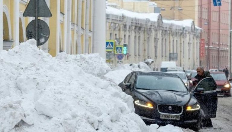 أحد طرقات سان بطرسبورج وقد غطته الثلوج