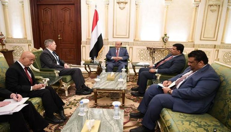 الرئيس اليمني خلال استقباله السفير الأمريكي لدى اليمن