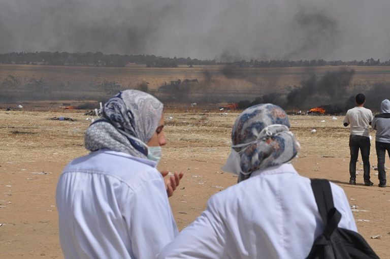 المسعفون المتطوعون على حدود غزة.. مهمة إنسانية معمدة بالدم