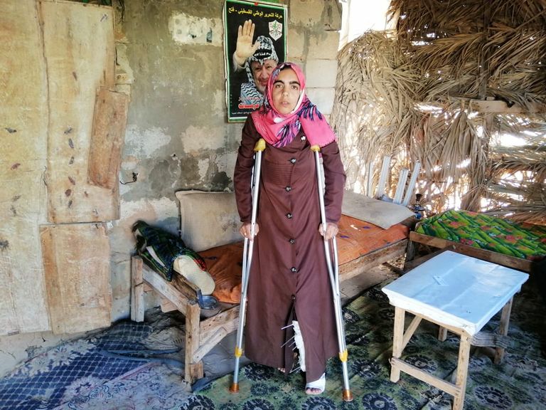 المسعفون المتطوعون على حدود غزة.. مهمة إنسانية معمدة بالدم