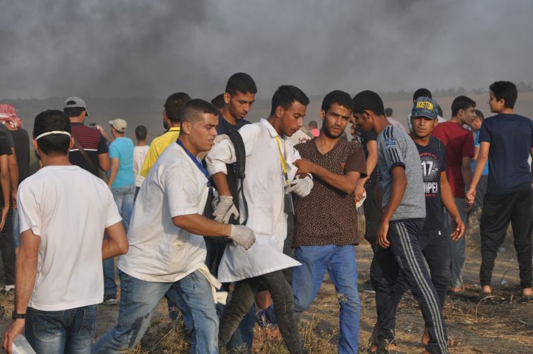 المسعفون المتطوعون على حدود غزة.. مهمة إنسانية معمدة بالدم