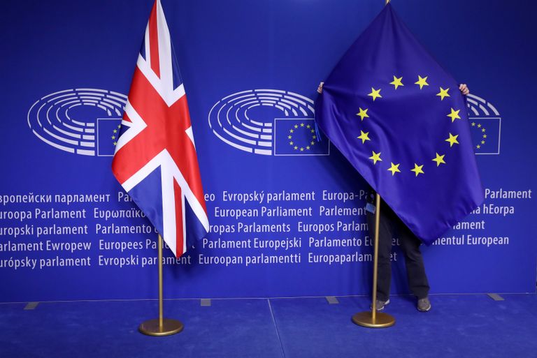 رئيسة الوزراء البريطانية تيريزا ماي تتحدث إلى الصحافة في بروكسل