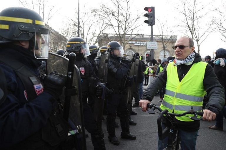 أصحاب السترات الصفراء يواصلون التظاهر في باريس